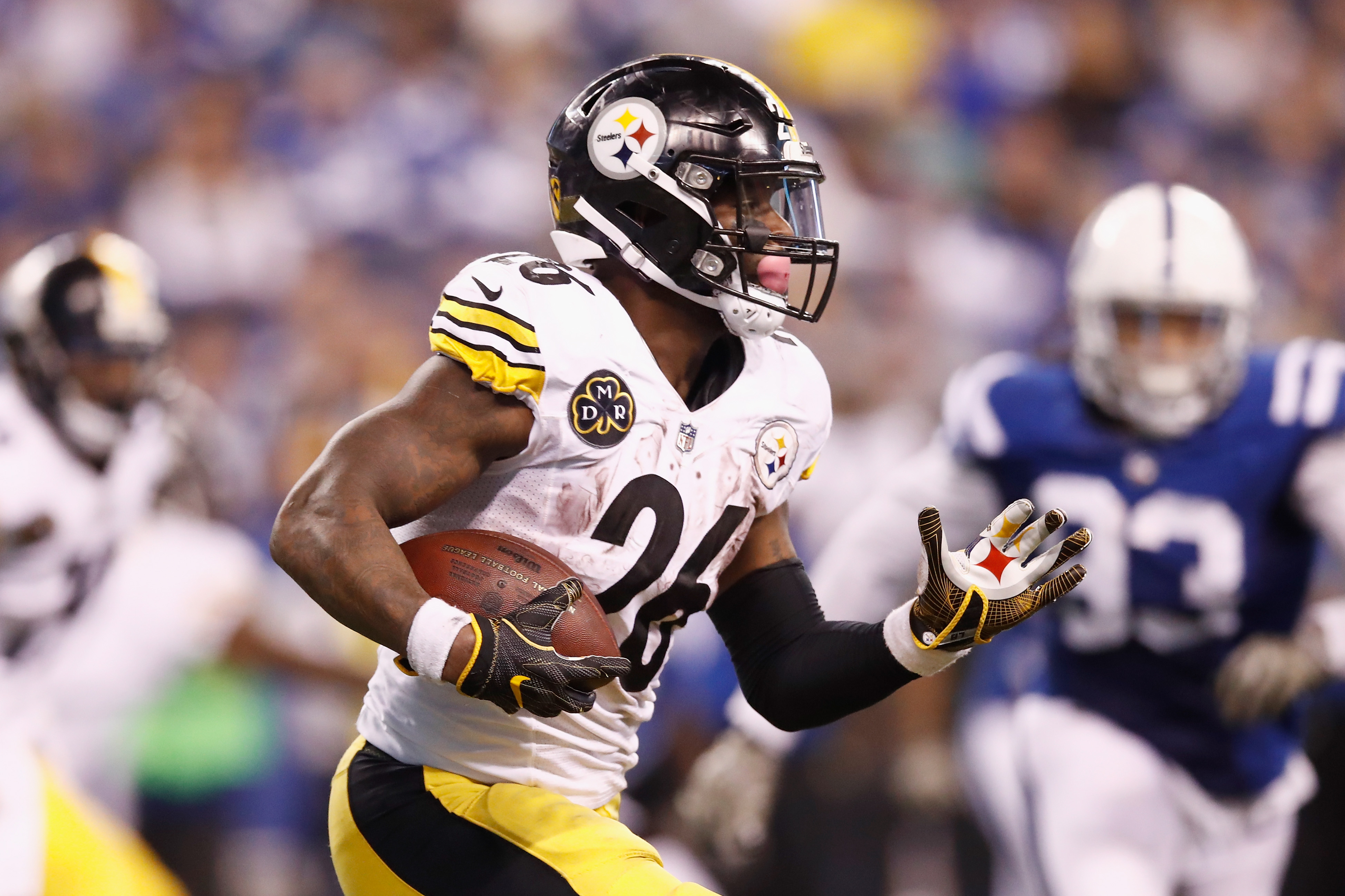 Is Bryce Harper recruiting Le'Veon Bell for the Philadelphia Eagles?