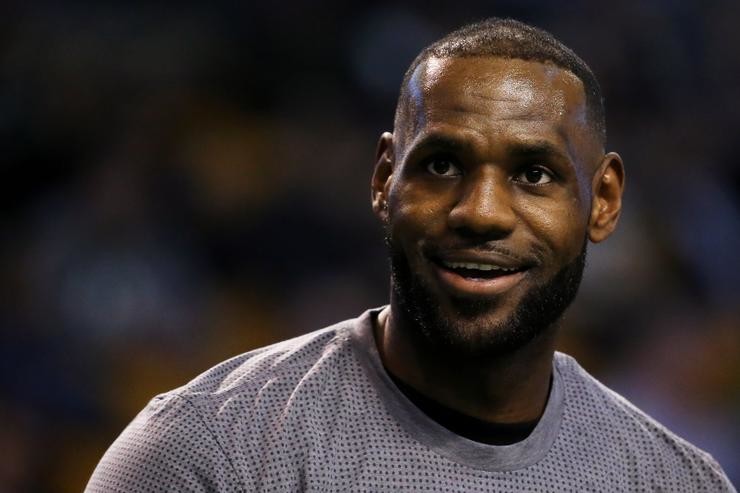 Lebron James Breaks Michael Jordan S 867 Game Scoring Record