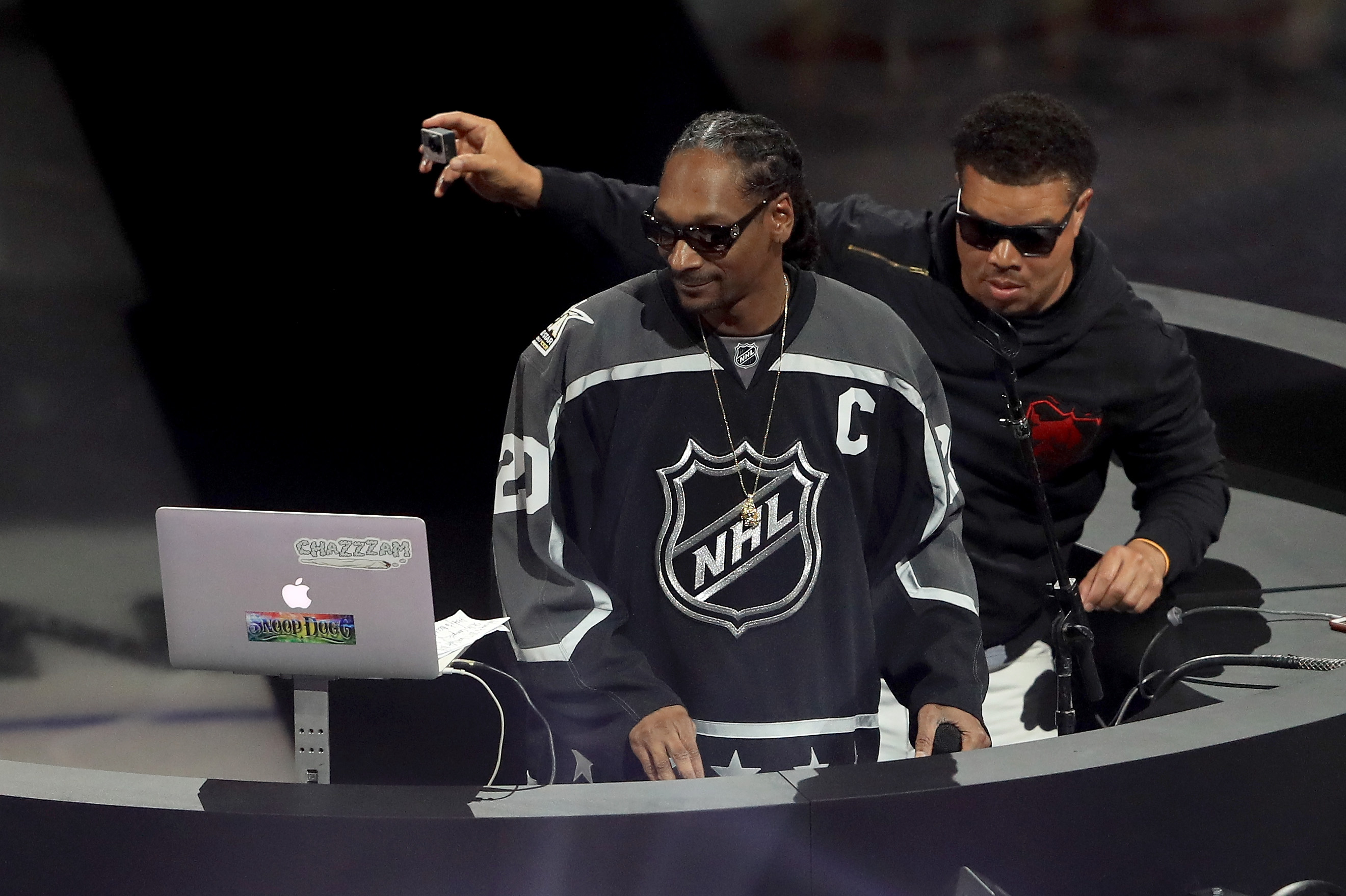 Snoop Dogg Gives Play by Play at LA Kings Hockey Game
