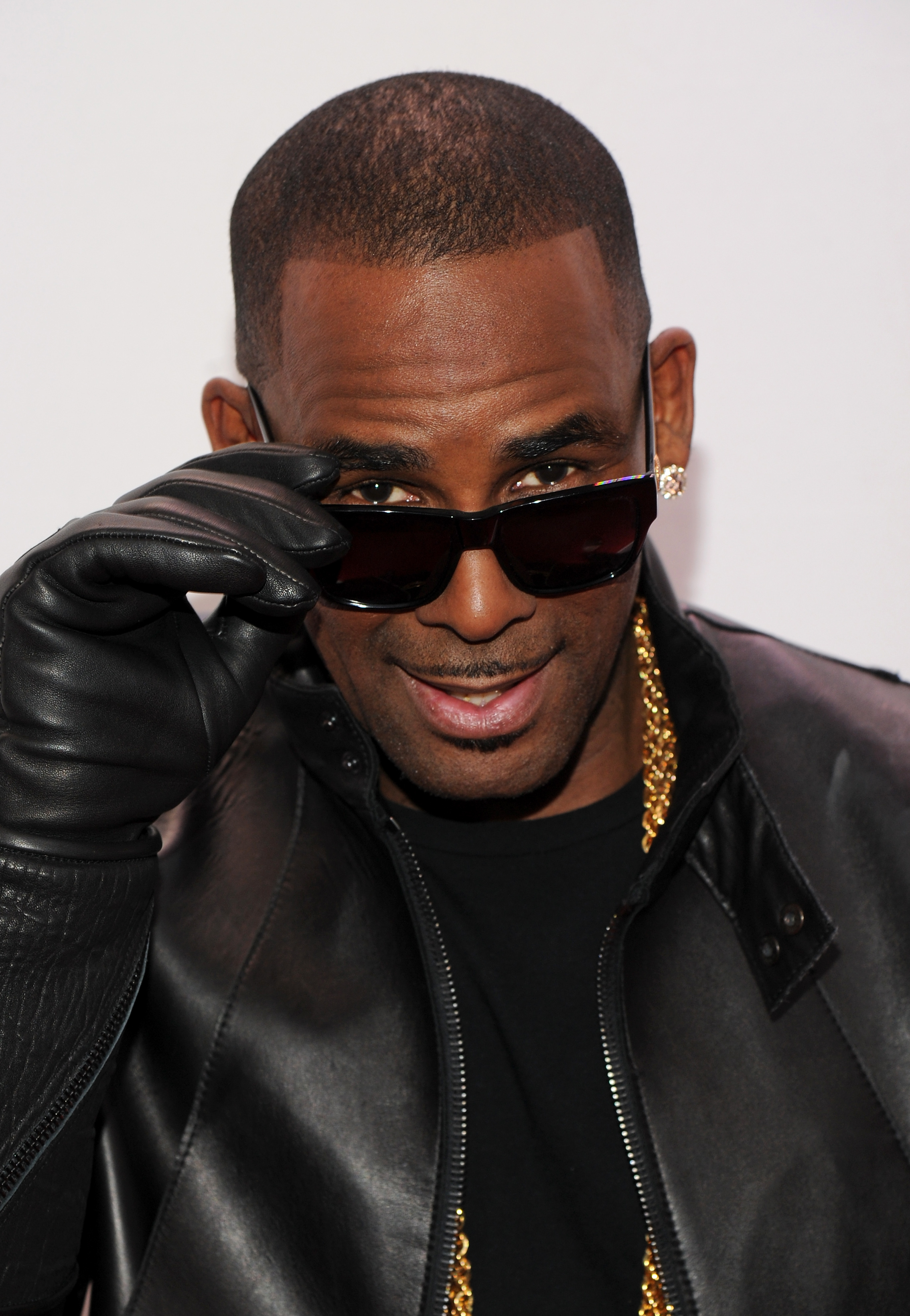 Review R. Kelly's "Black Panties"