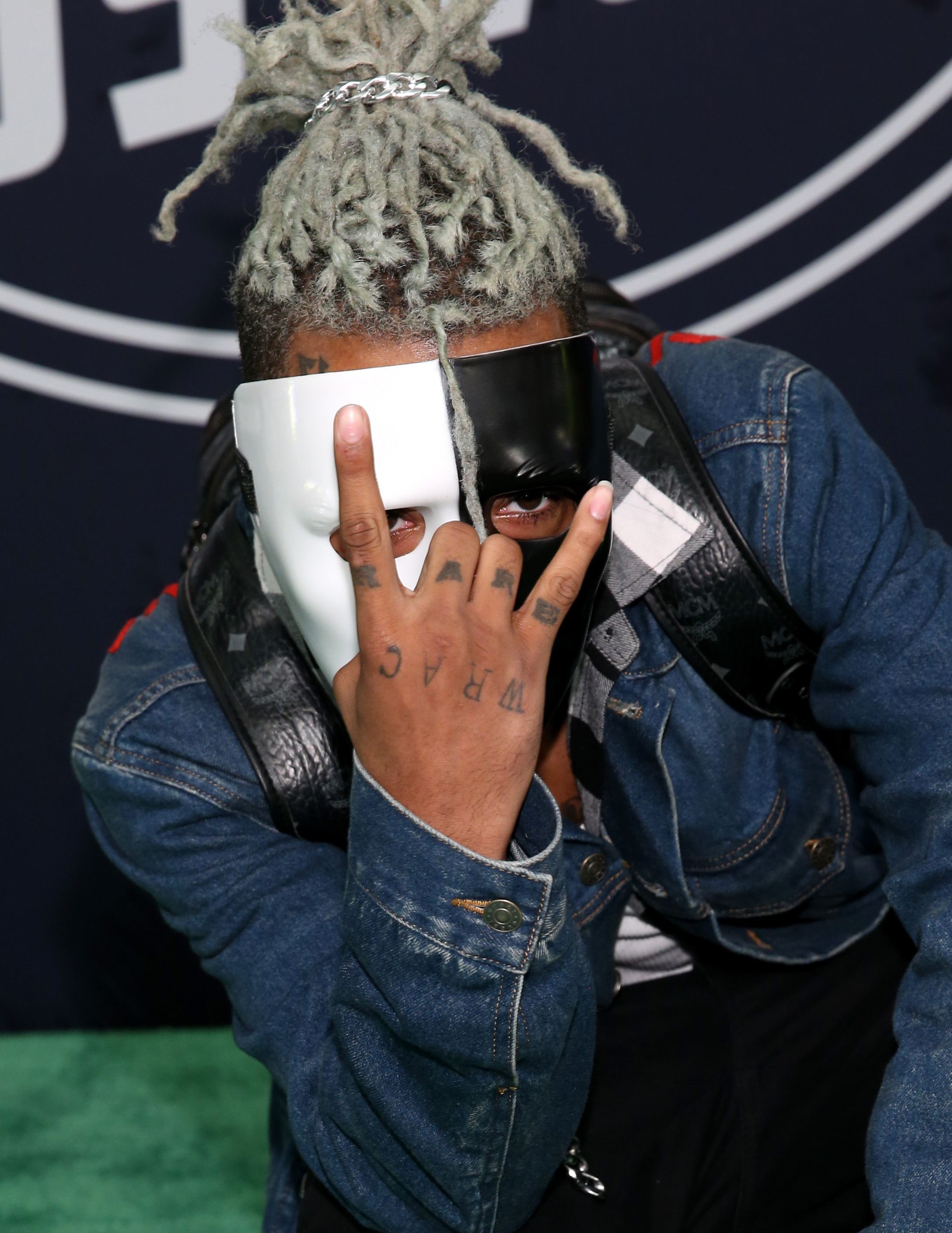 Xxxtentacion S Mother Accepts Diamond Plaque For Sad On His Behalf