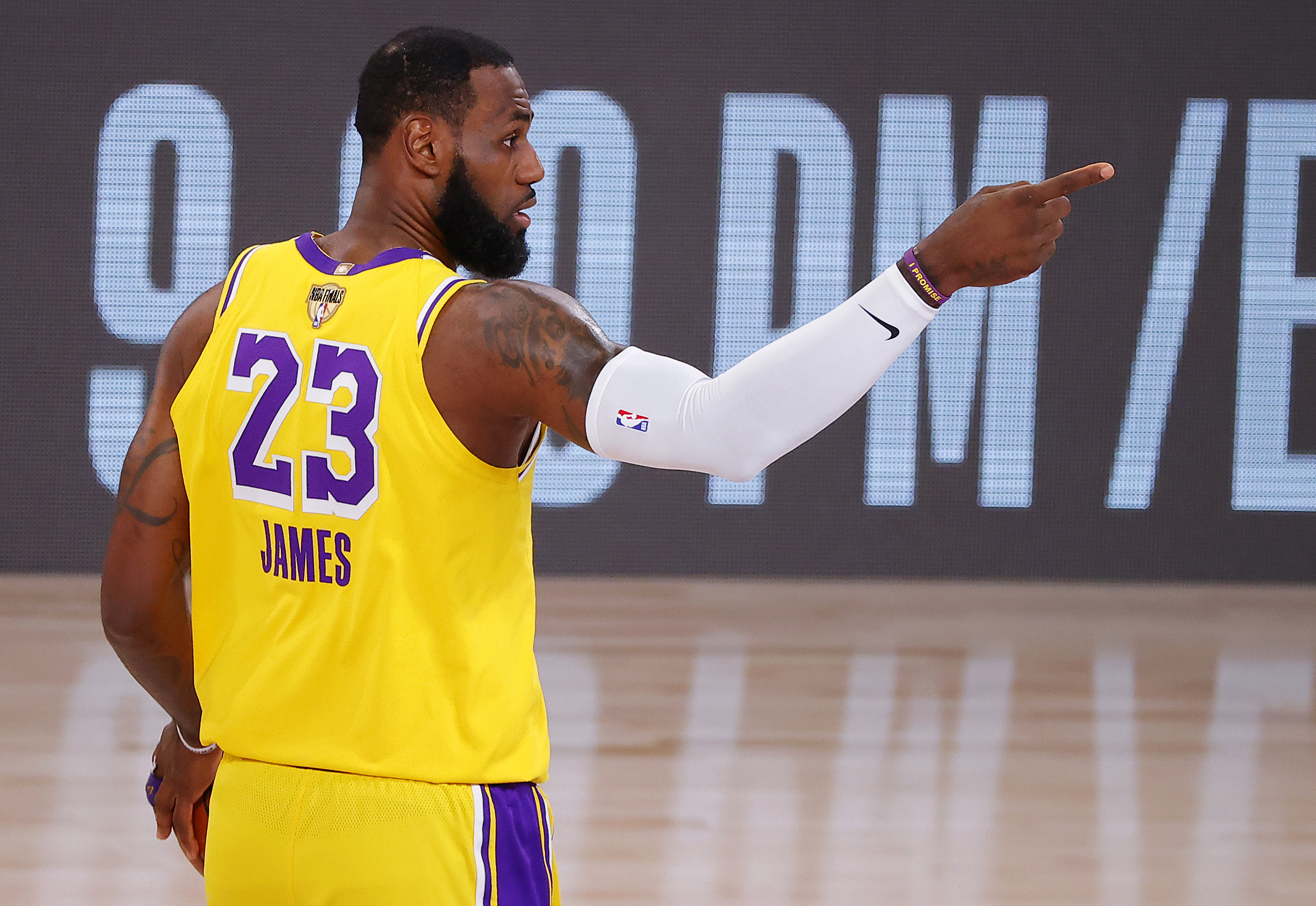 Unbeaten in Mamba jerseys, Lakers try to finish Heat in Game 5