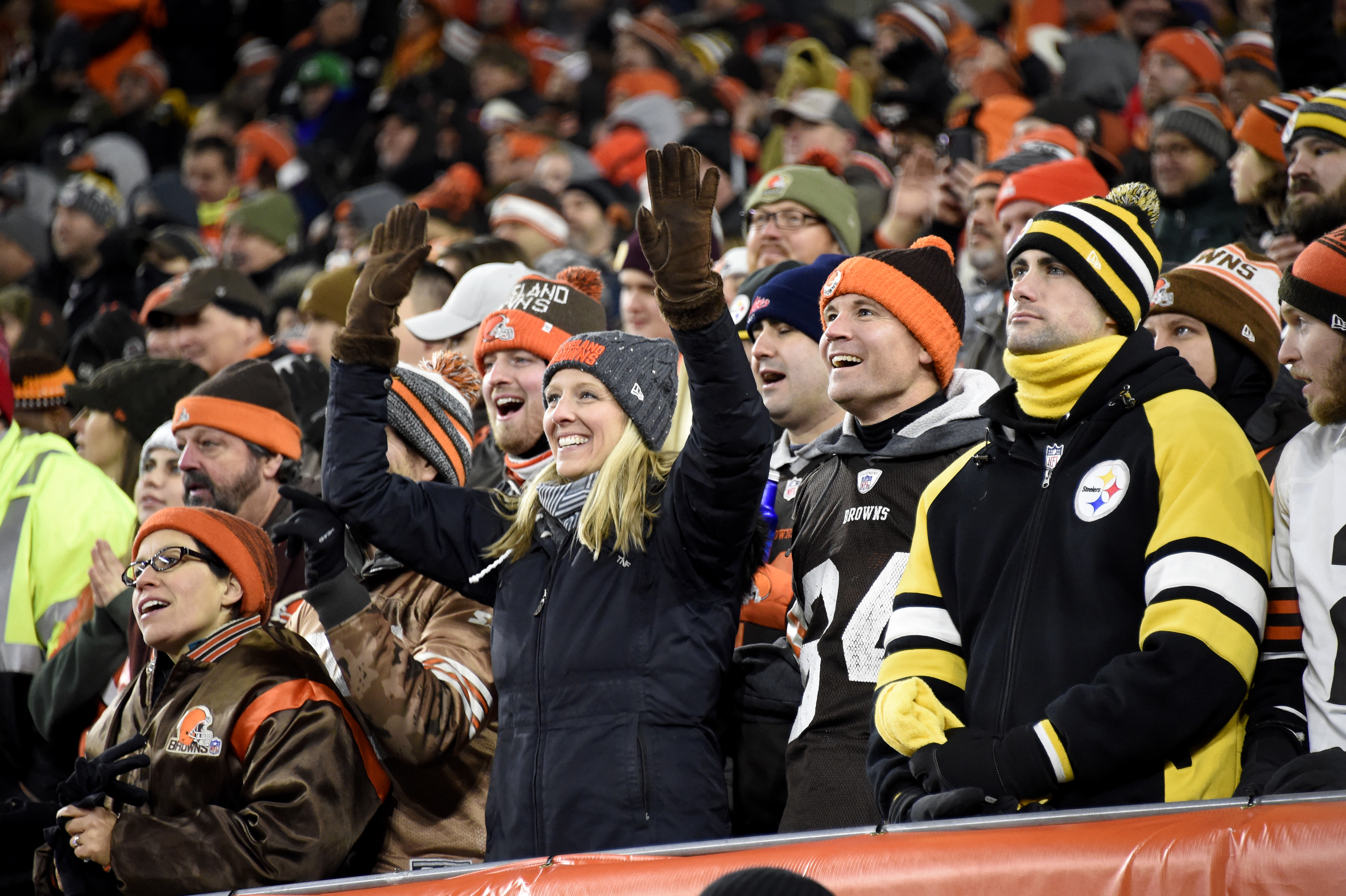 Browns owner wears Myles Garrett's number, fans whack Mason Rudolph piñata  with helmet