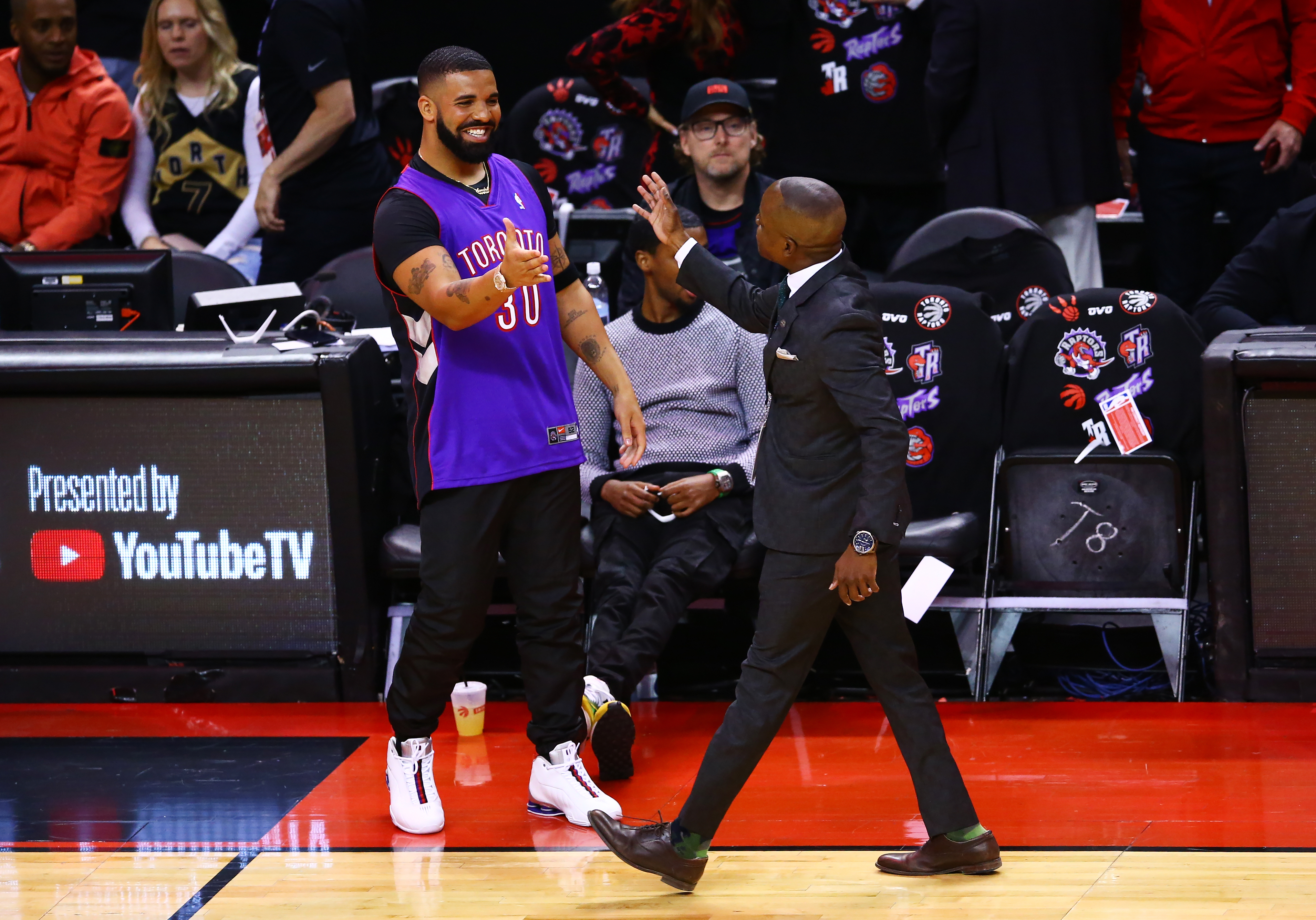 NBA Finals: Drake TROLLS Steph Curry by wearing Dell Curry Raptors