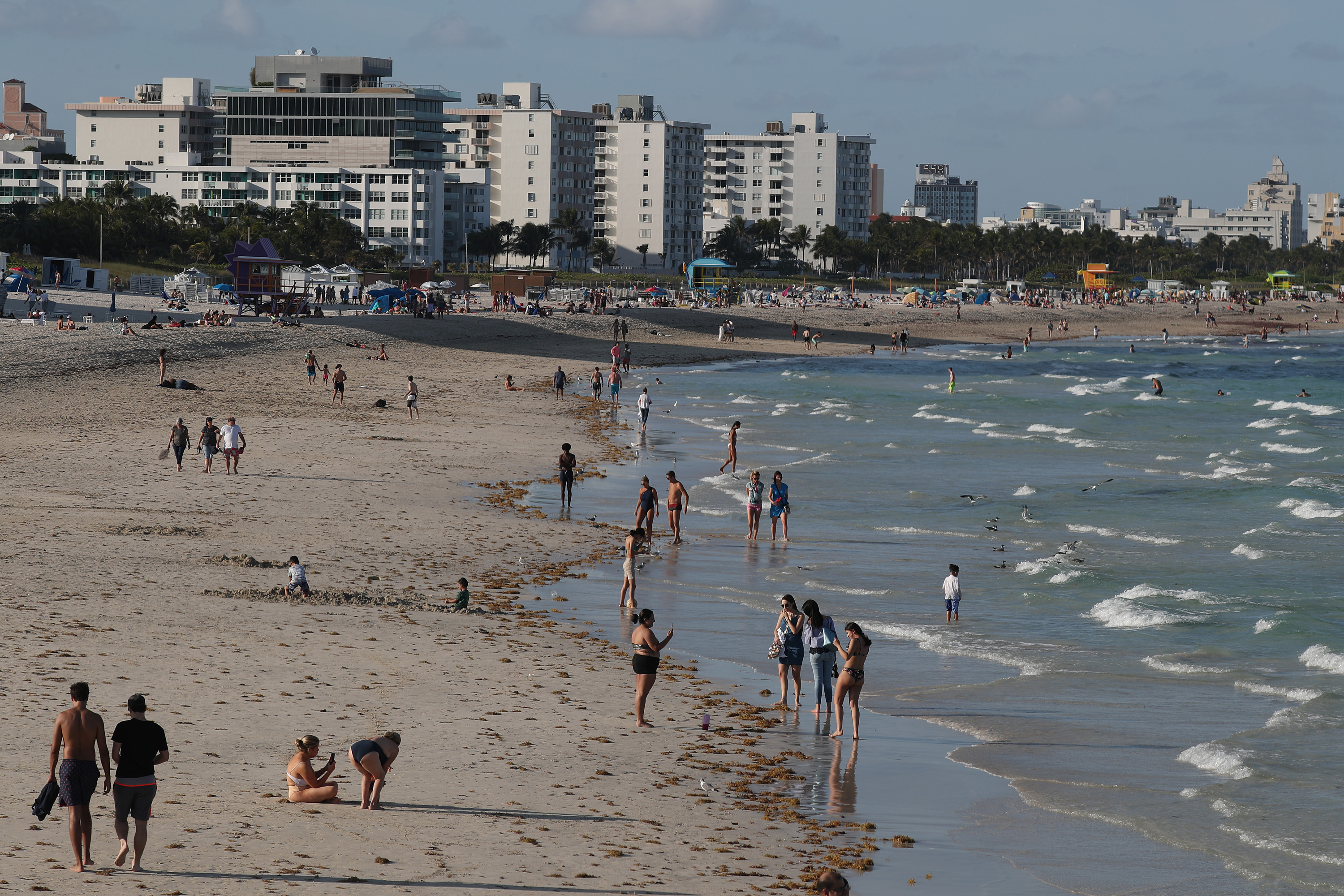Spring Breakers Flock To Florida Beach Despite COVID19 Warning Report(00)