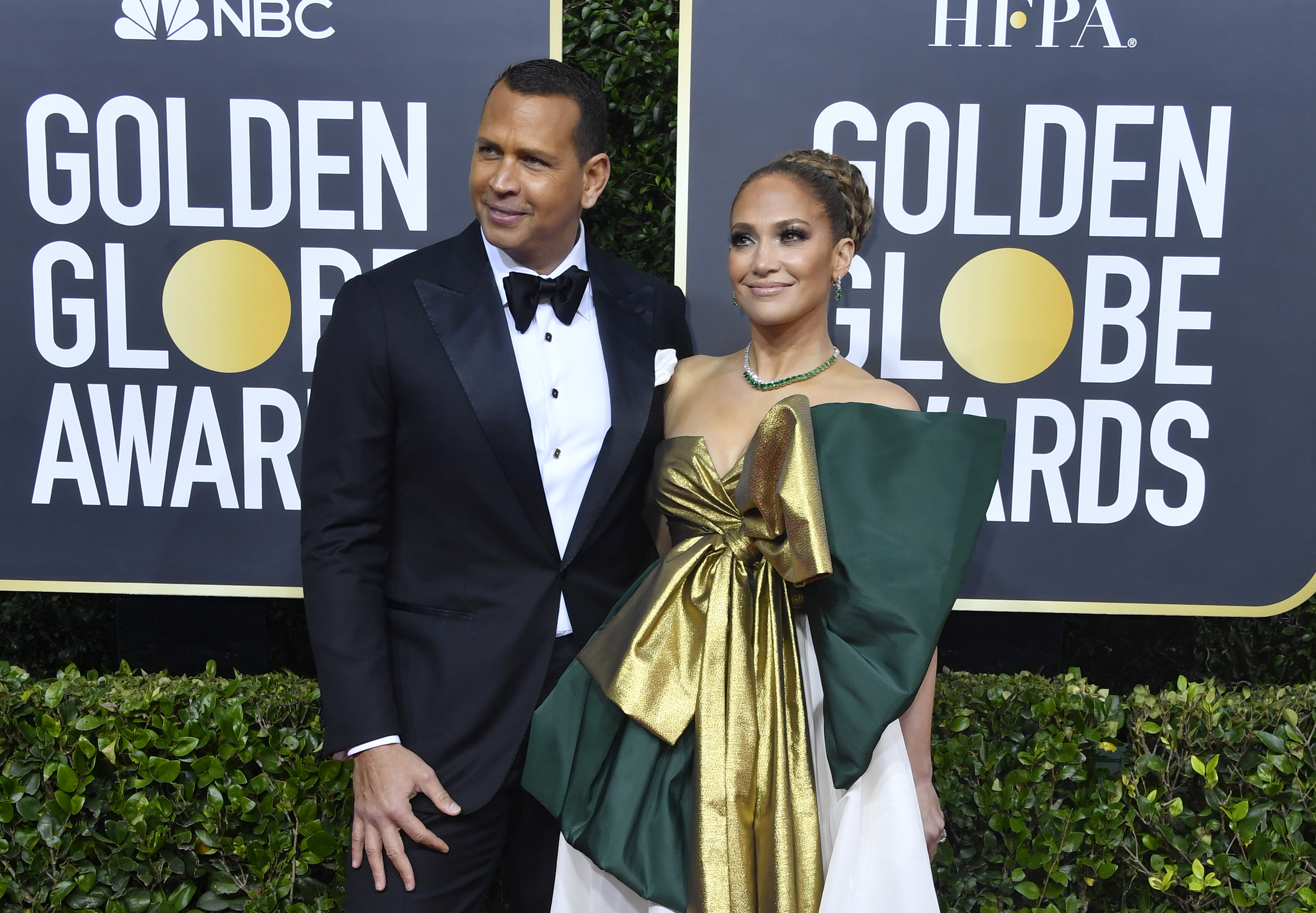 Jennifer Lopez & Alex Rodriguez Surprises Her Son With New Puppy(02)