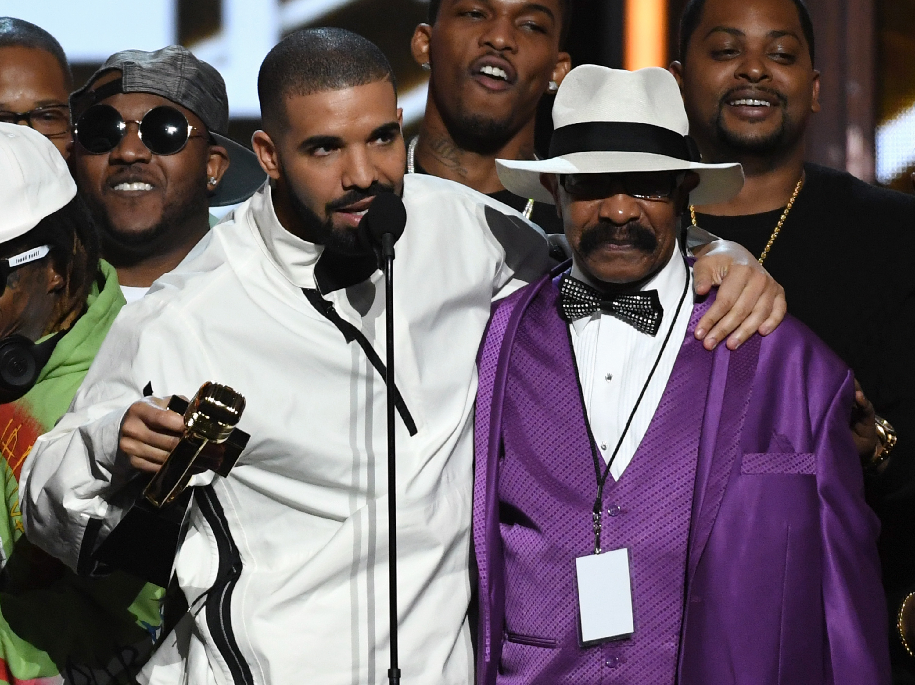 Drake's Dennis Graham Halloween Costume: Rapper Dresses As His Dad –  Hollywood Life