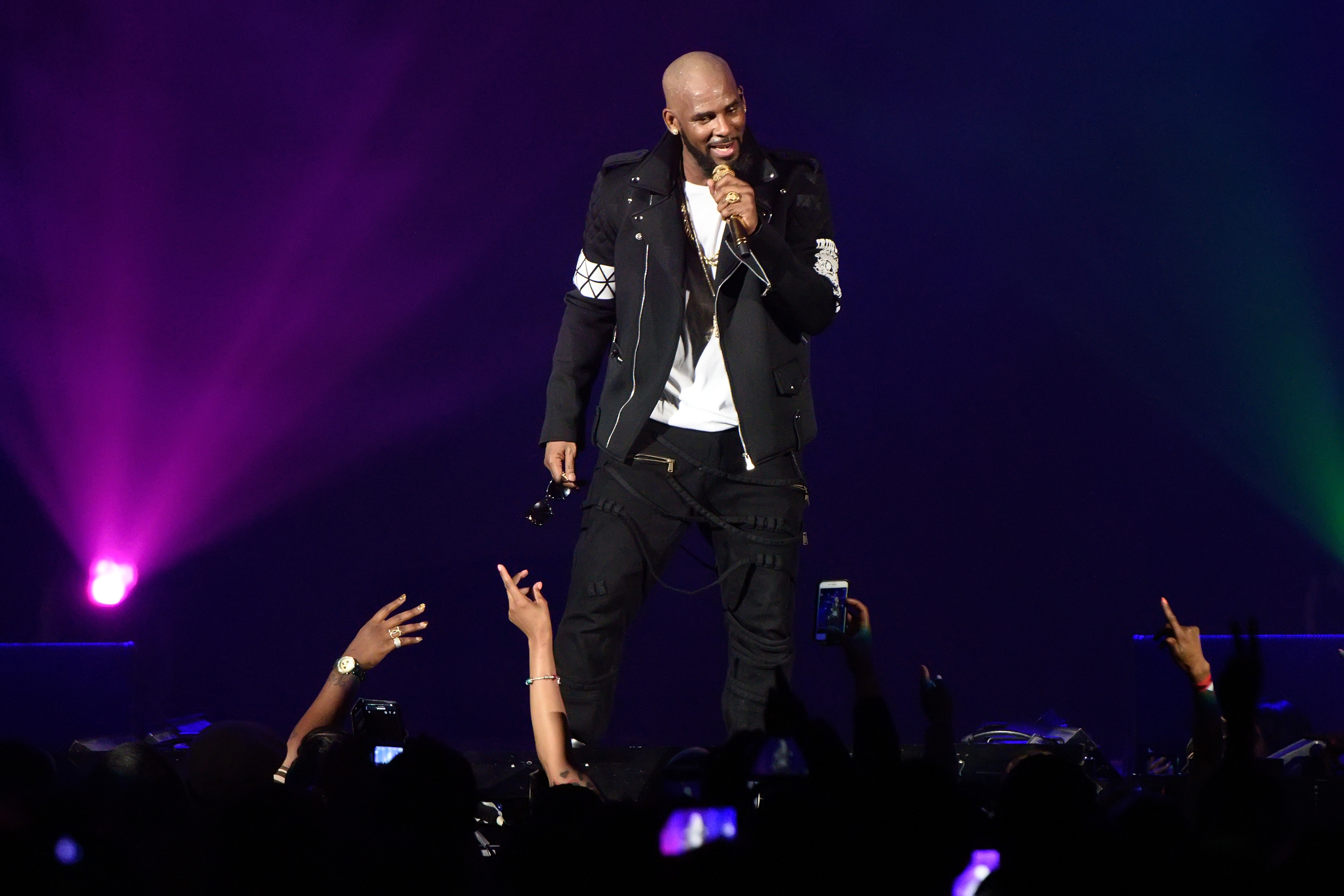 r-kelly-s-brother-accuses-singer-of-molesting-their-14-year-old-cousin