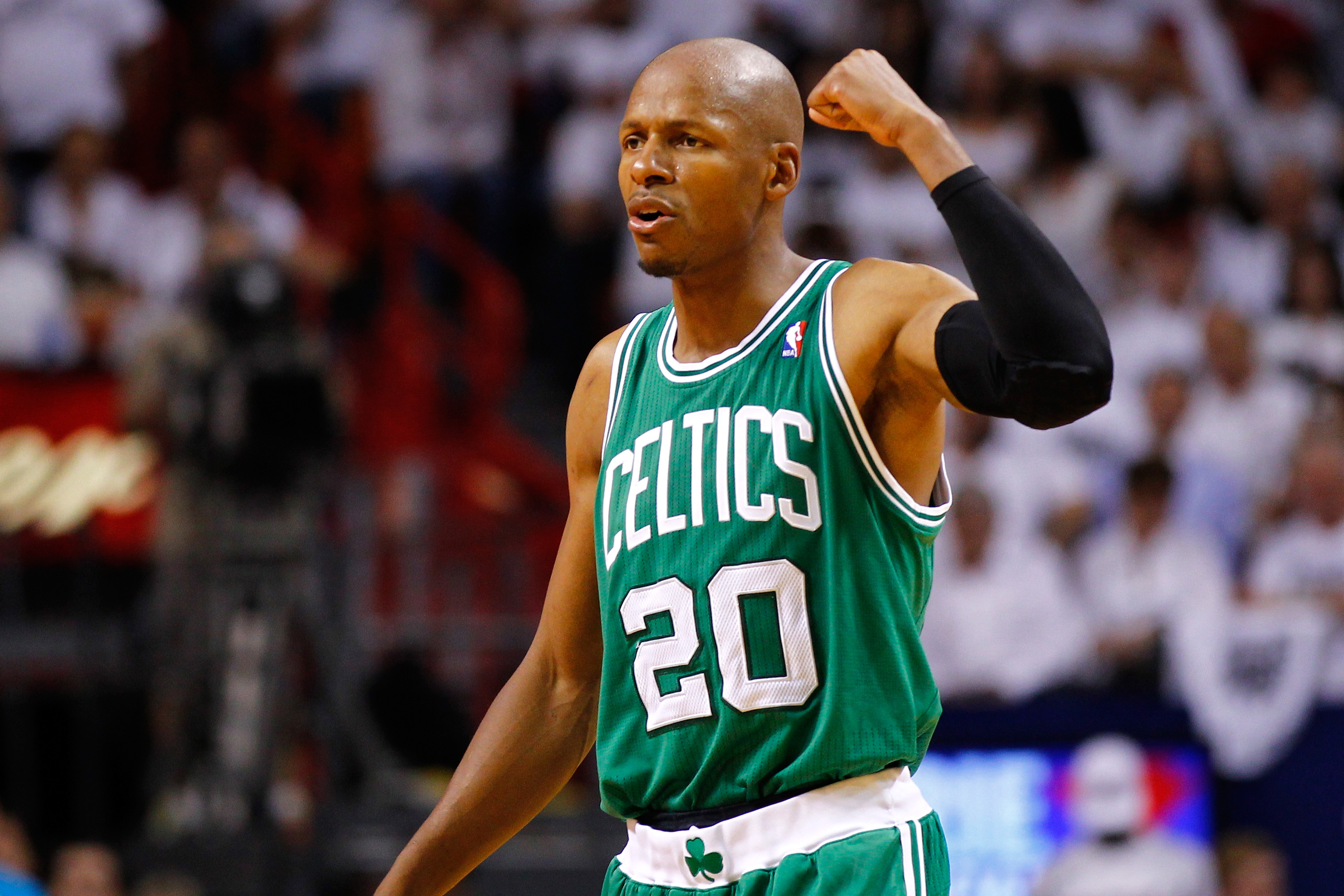 Kevin Garnett has No. 5 jersey retired by Celtics, buries hatchet
