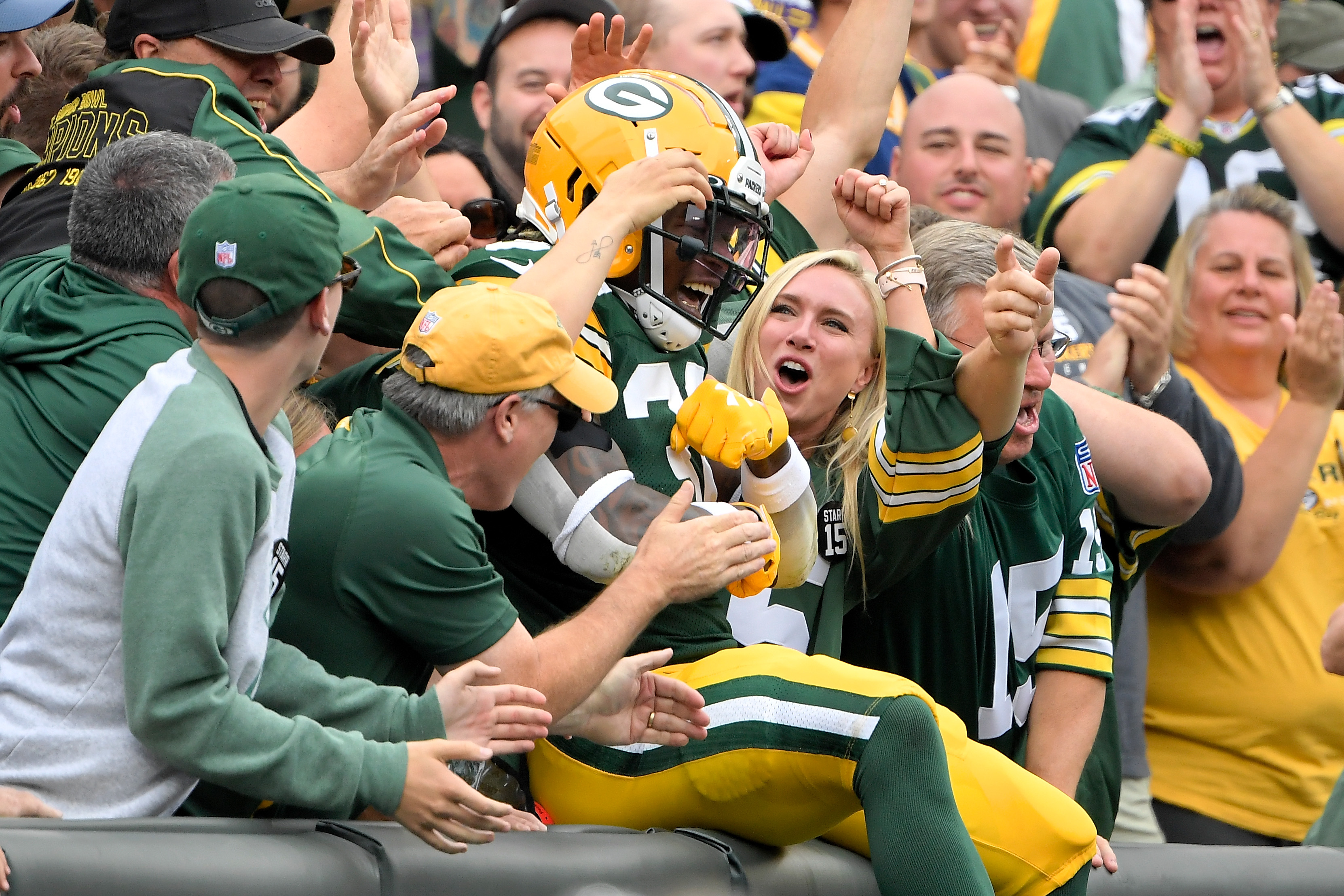 Packers and Eagles fans brawl in the stands at Lambeau