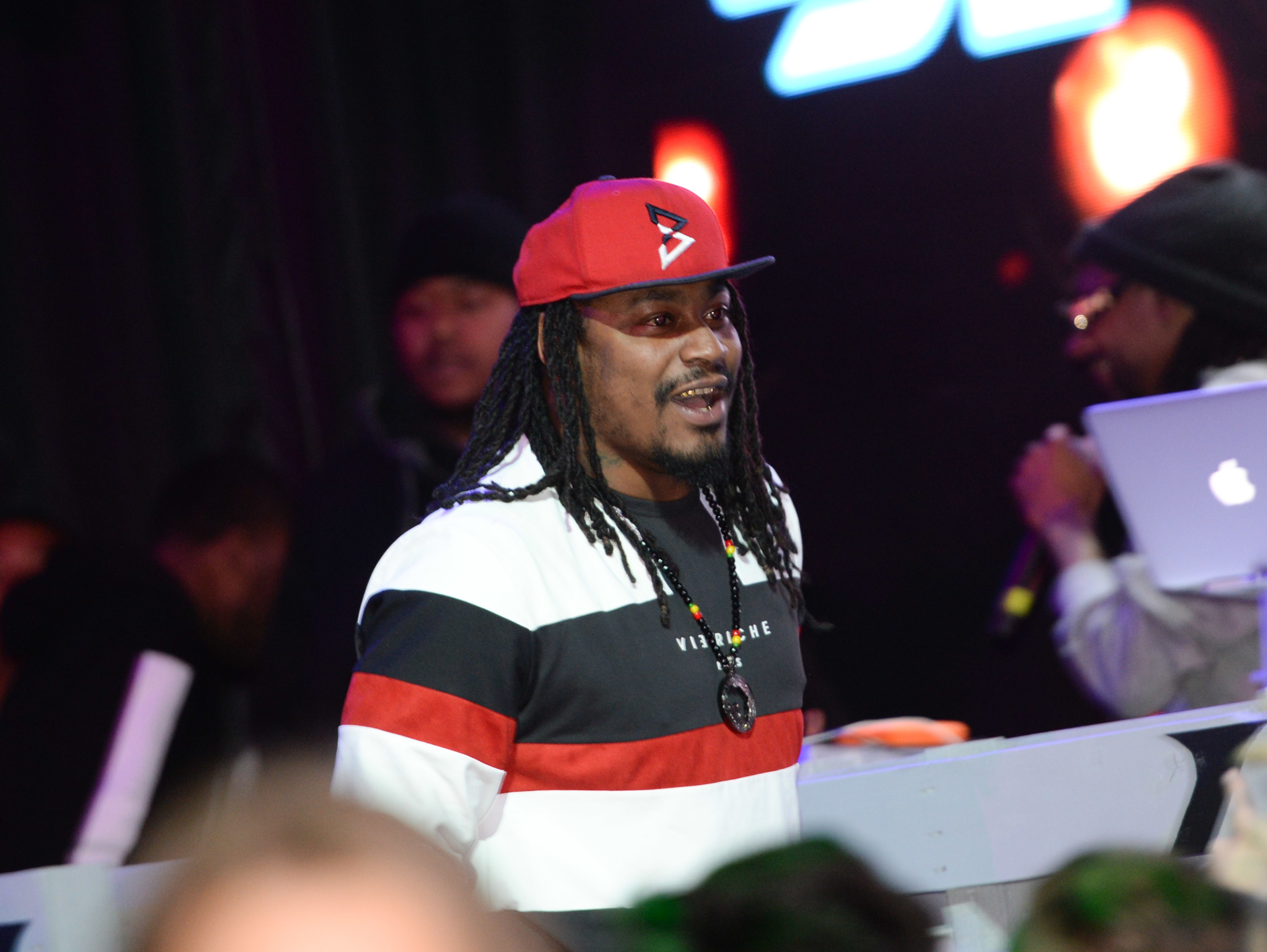 New Xbox ads feature Seahawks star Marshawn Lynch holding a raccoon, eating  Skittles – GeekWire