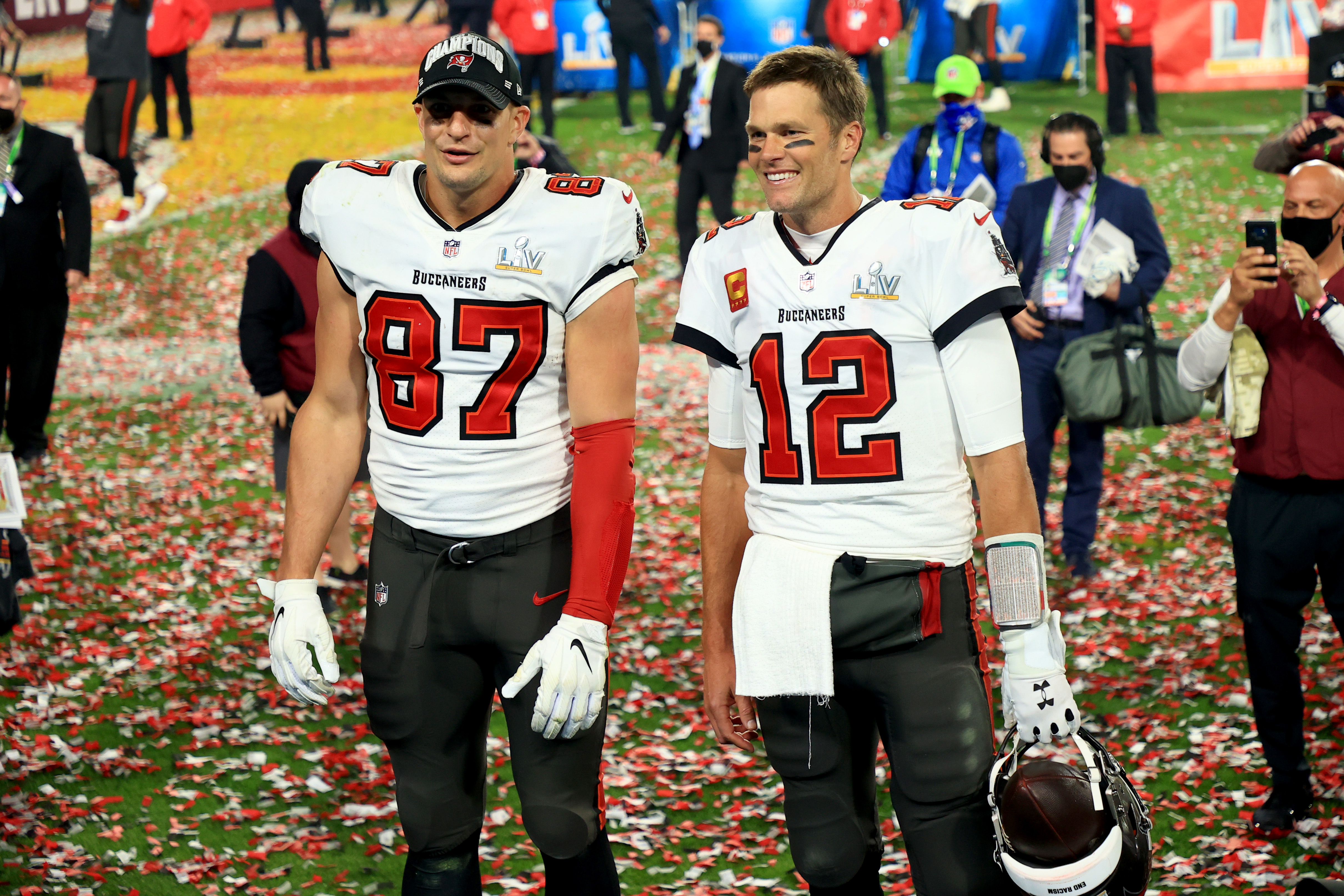 Buccaneers unveil first photos of Rob Gronkowski in team uniform